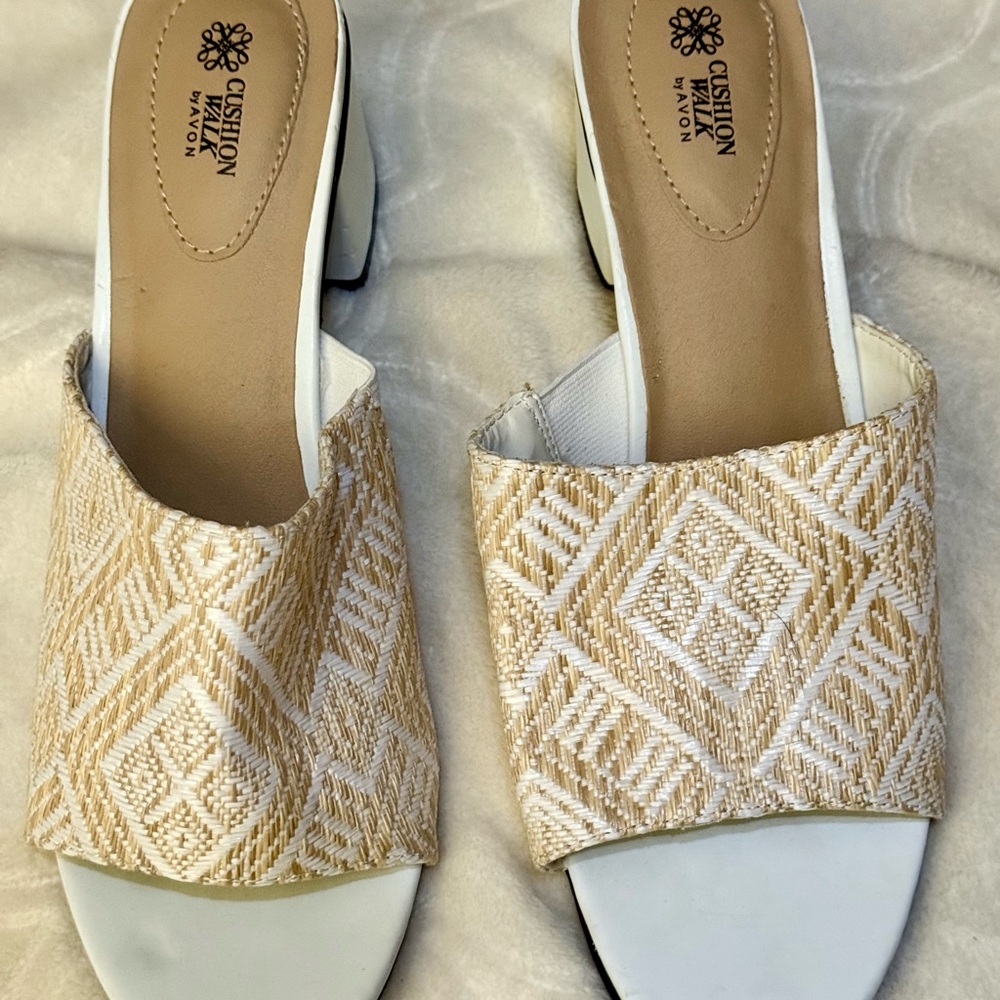 Cushion Walk Avon White & Tan Block Heel Mules Discontinued Woven Textured NWOT